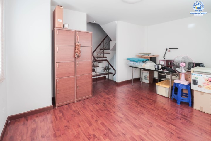 ทาวน์โฮมมือสอง3ชั้นแปลงมุม! ม.ศุภาลัยวิลล์ เพชรเกษม48 เนื้อที่เยอะถึง 31.60 ตร.ว. ฟังก์ชันจัดเต็ม 3 ห้องนอน 3 ห้องน้ำ  บิ้วท์อินห้องครัว บ้านสวยพร้อมเข้าอยู่ สภาพดีมาก บนทำเลศักยภาพ เชื่อมต่อถนนหลายเส้นทาง เดินทางสะดวก ใกล้รถไฟฟ้า "สถานีเพชรเกษม48"